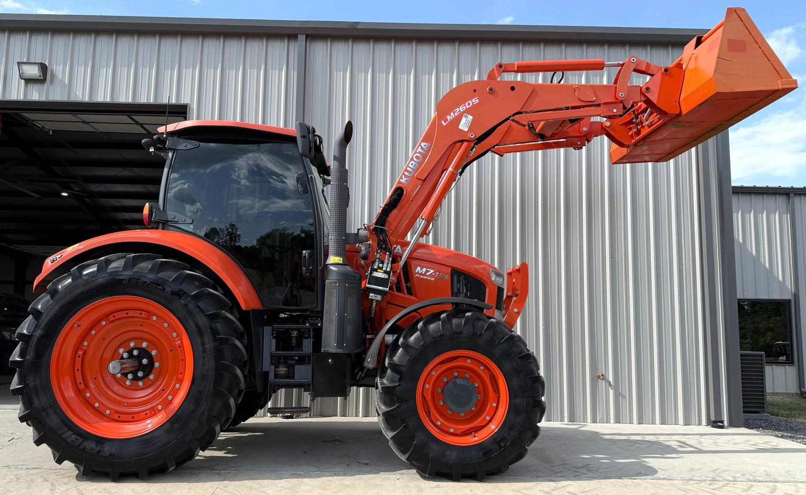 agdhg πππ 2017 Kubota M7-131 543 Hours 131 HP πππ TRACTOR - Image 1